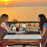 Tropic Beach Club Side Hotel
