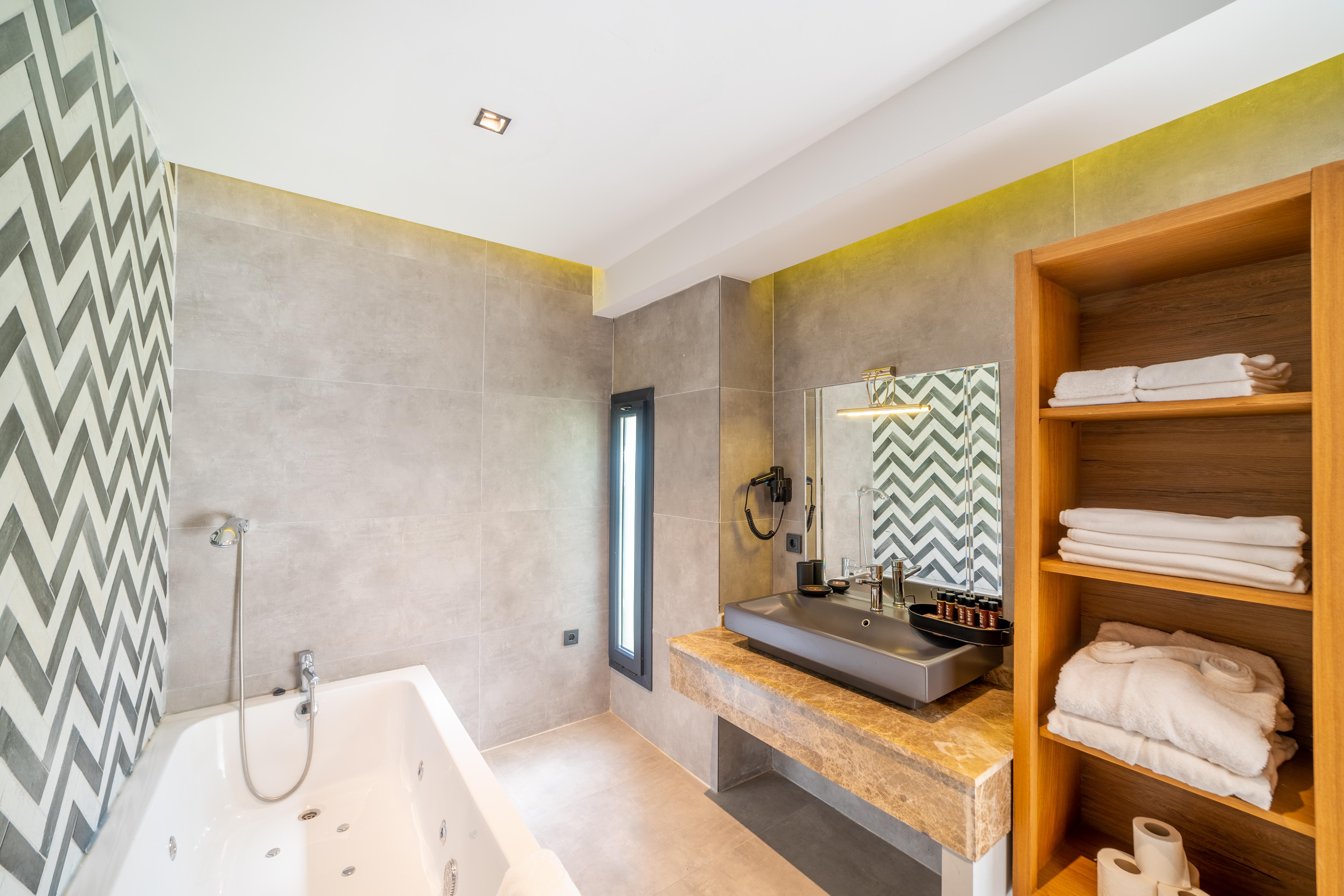 Moyo Luxury & Hotel