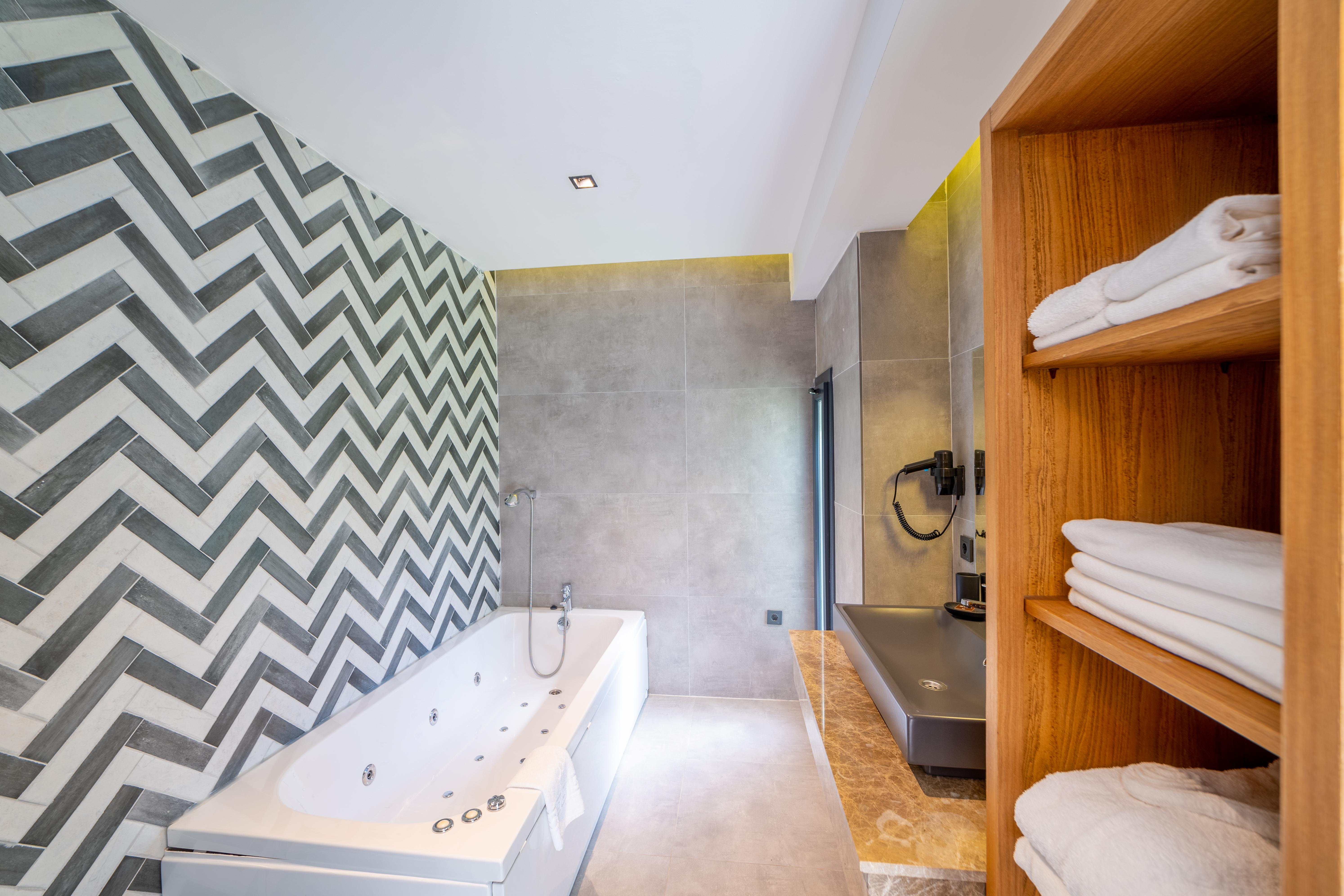 Moyo Luxury &