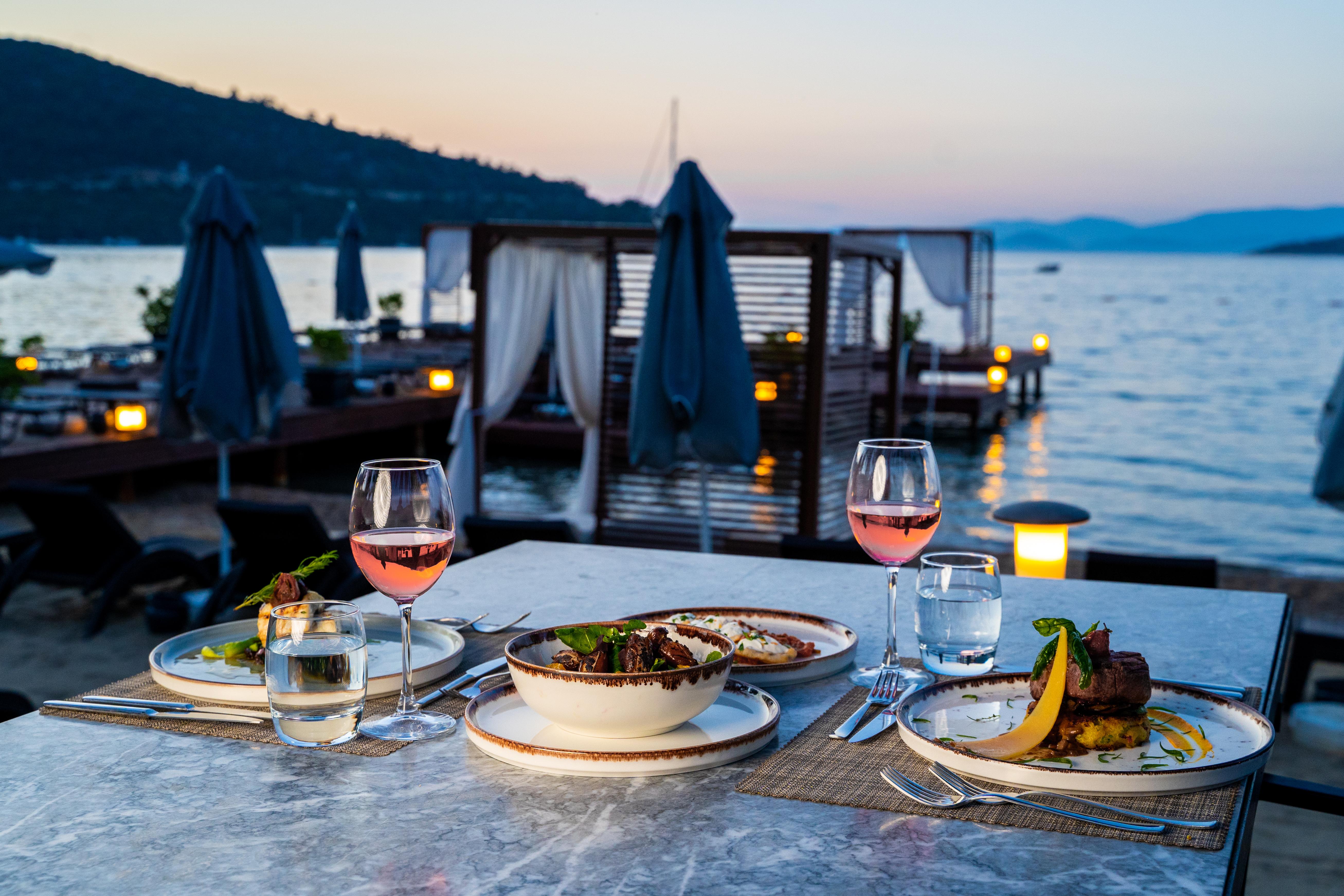 Moyo Luxury & Hotel
