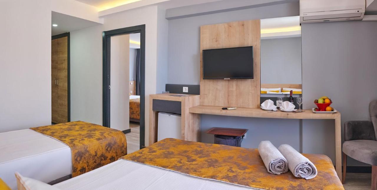 Hotel Random By Lookbookholiday Side