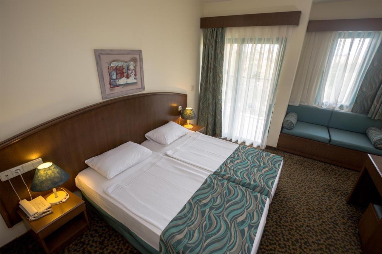 Hotel Random By Lookbookholiday 4*