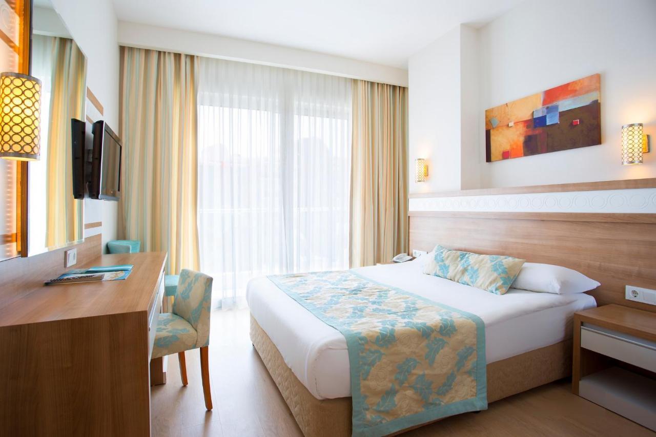 Hotel Random By Lookbookholiday Side