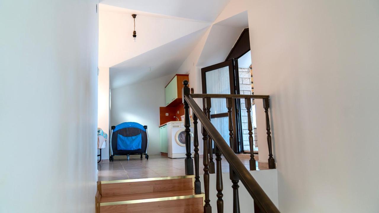 Spacious With Sea And Mountain View