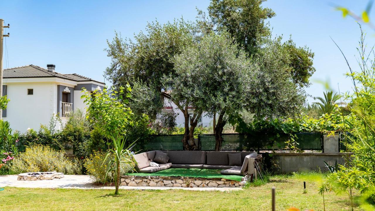 Villa Spacious With Sea And Mountain View