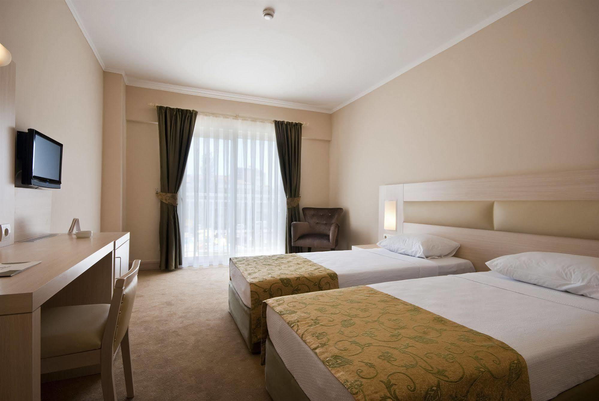 Hotel Mg White Lilyum