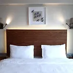 8 Rooms Hotel