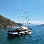 Hayat Bu, Boot