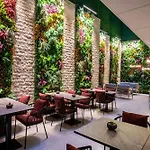 Aprilis Deluxe Hotel