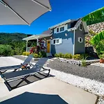 The Box House & Charming Private Tiny House & Pool