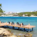 Maya Bistro Hotel & Beach