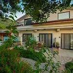 S3 Seahorse Beach Club