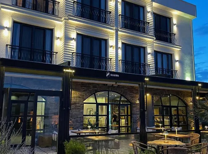 8 Rooms Hotel