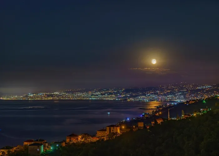 Manzarasiyla Bueyueleyen Luex Villa