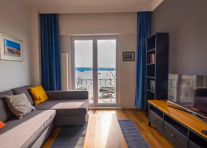 Trendy Waterfront Apt With A Striking View