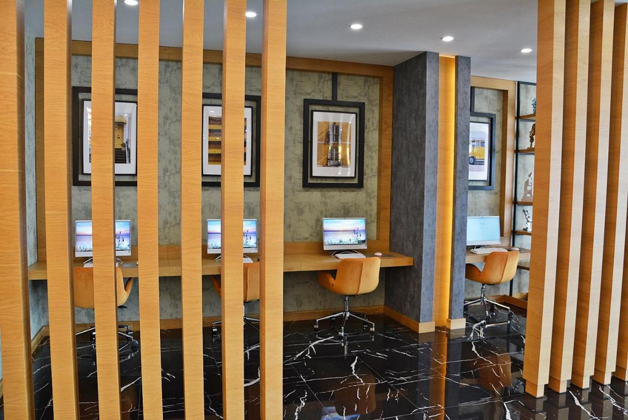 61 Park Aparthotel 3*