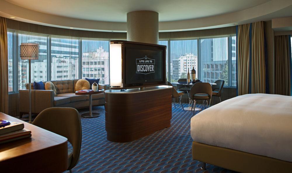 Renaissance Hotel 5*
