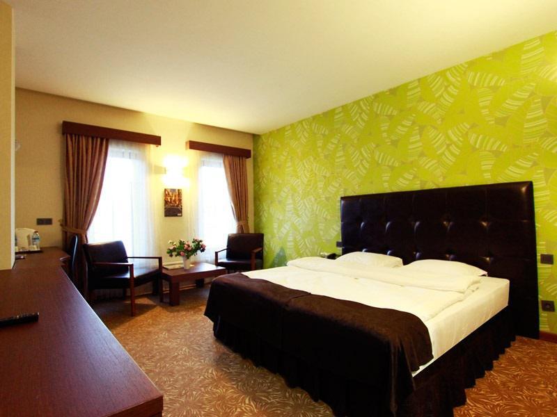 Highway Hotel