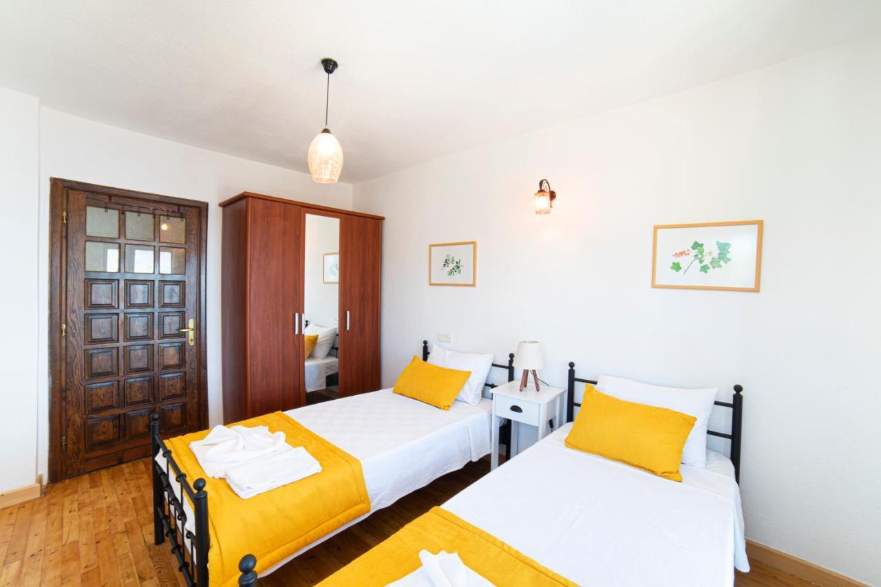 Mira Kalkan -close To Center-