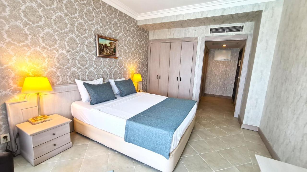 X Life 15 - Adult Hotel