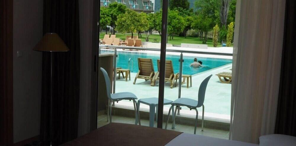 Hotel Batont Garden 3*