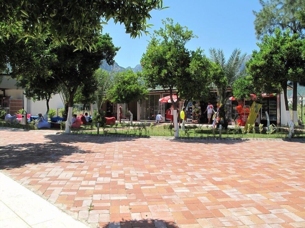 Batont Garden