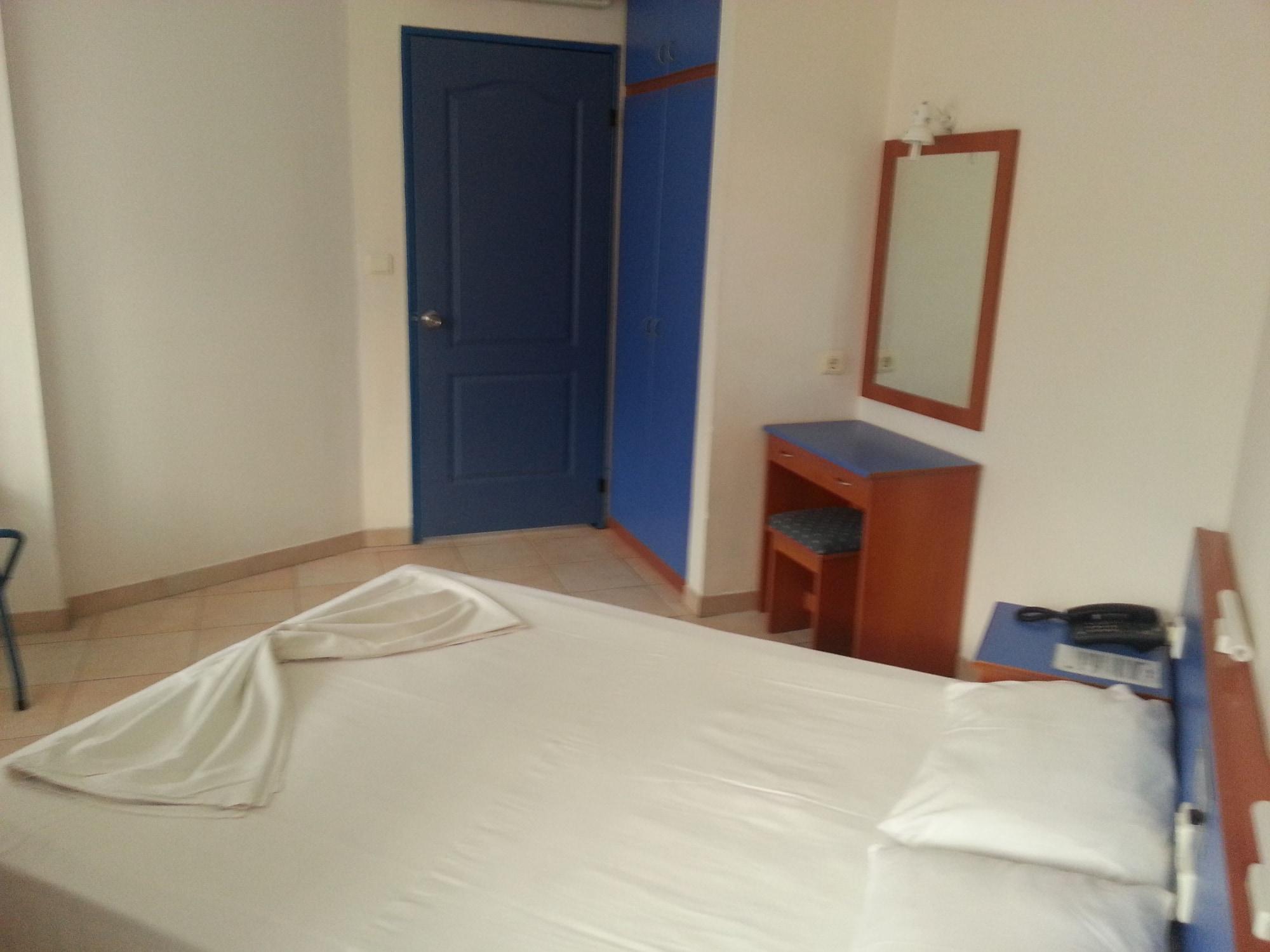 Aparthotel Happy 3*