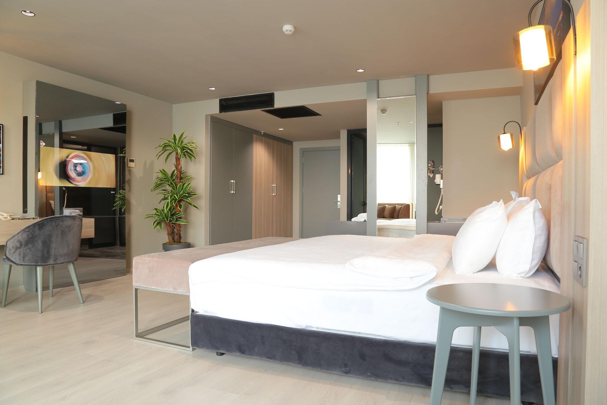 Pasaport Pier Hotel