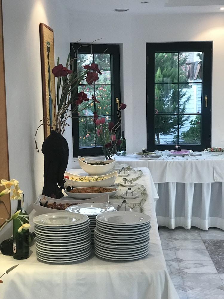 Club Mel Aparthotel 3*