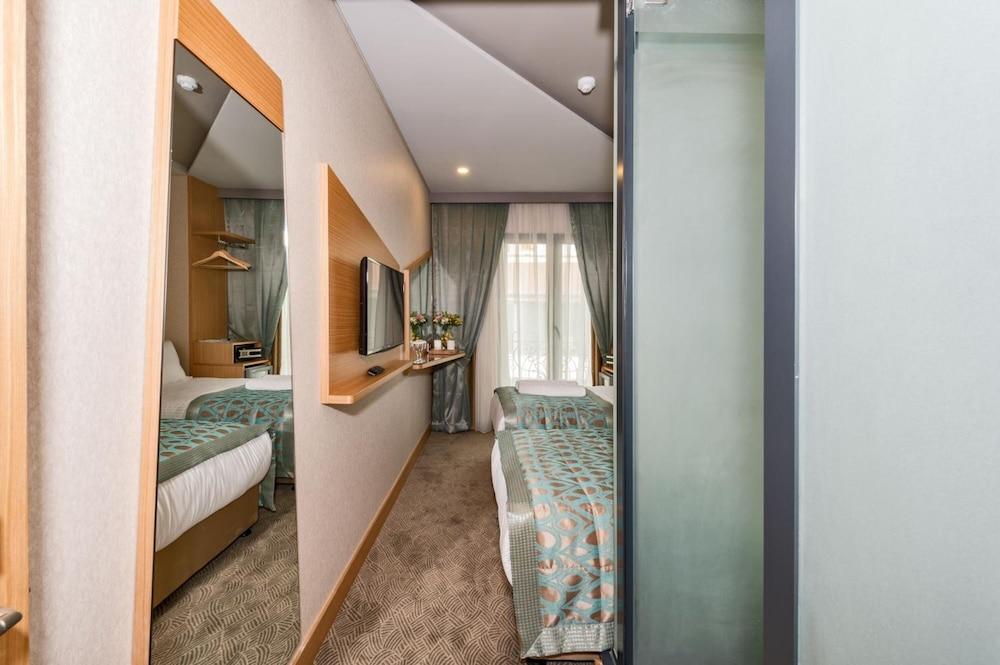 Genova Old Hotel 3*