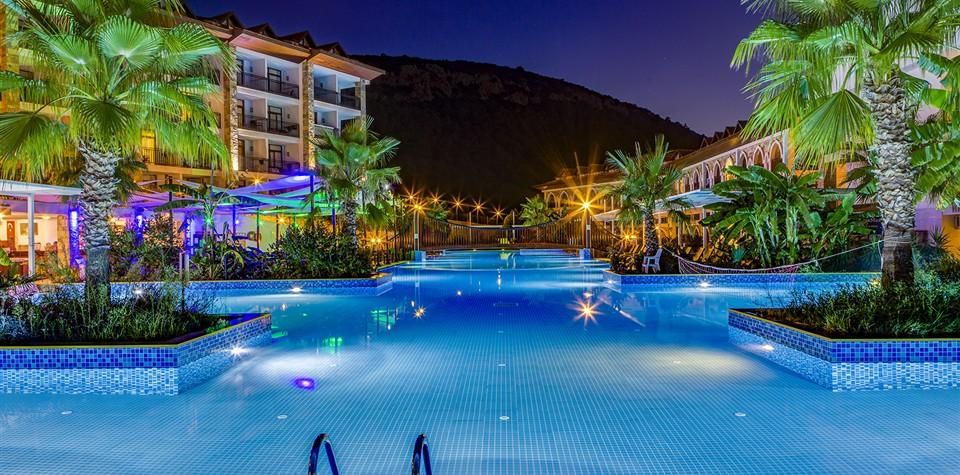 Ramada By Wyndham Akbuk Hotel