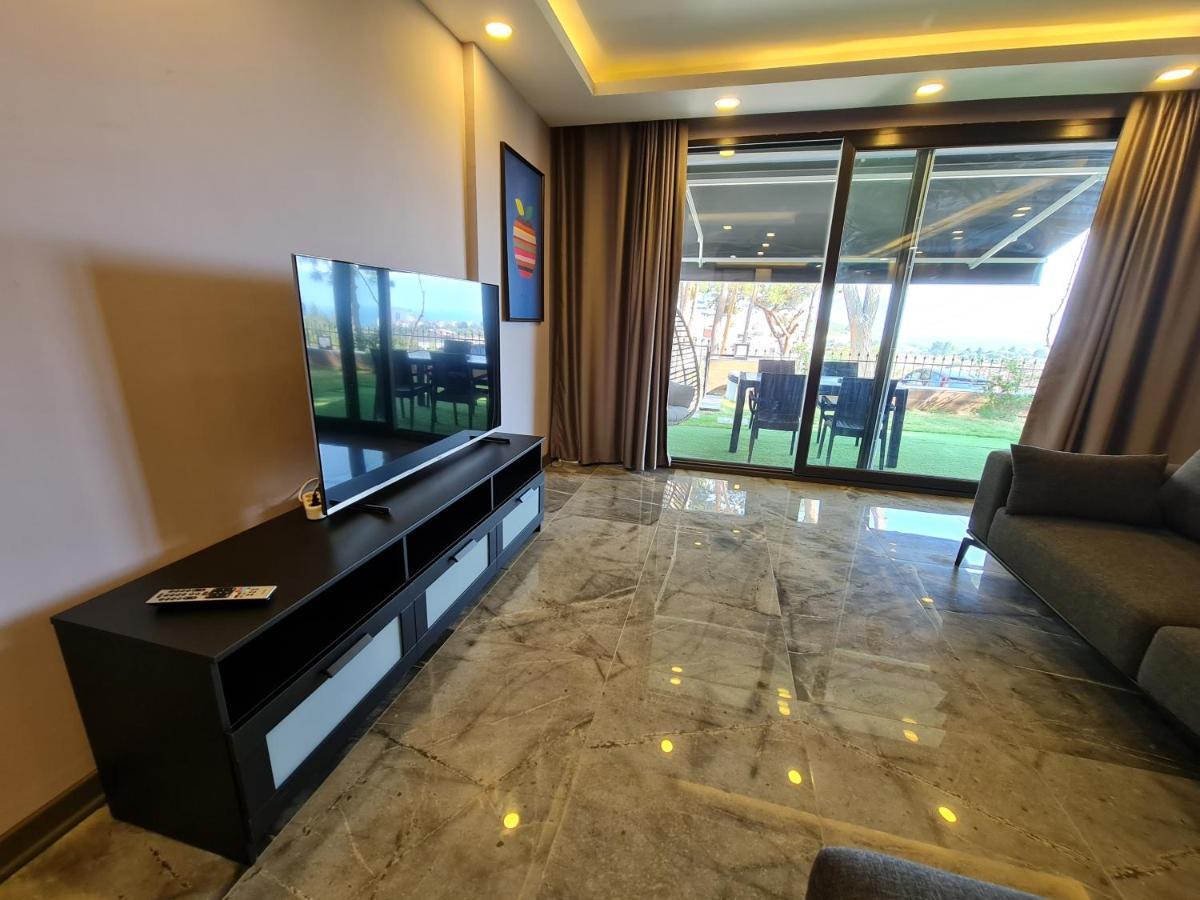 Oezel Havuz Ve Deniz Manzarali Yeni Villa Kusadasi