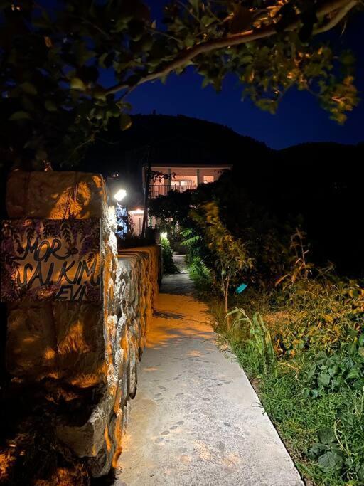 Holiday home Butik Mor Salkim Evleri
