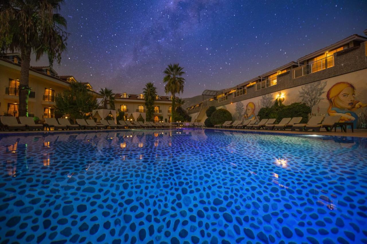 Deluxe Hotel