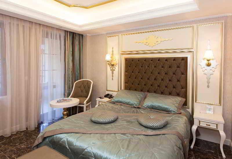 Flora Hotel 4*