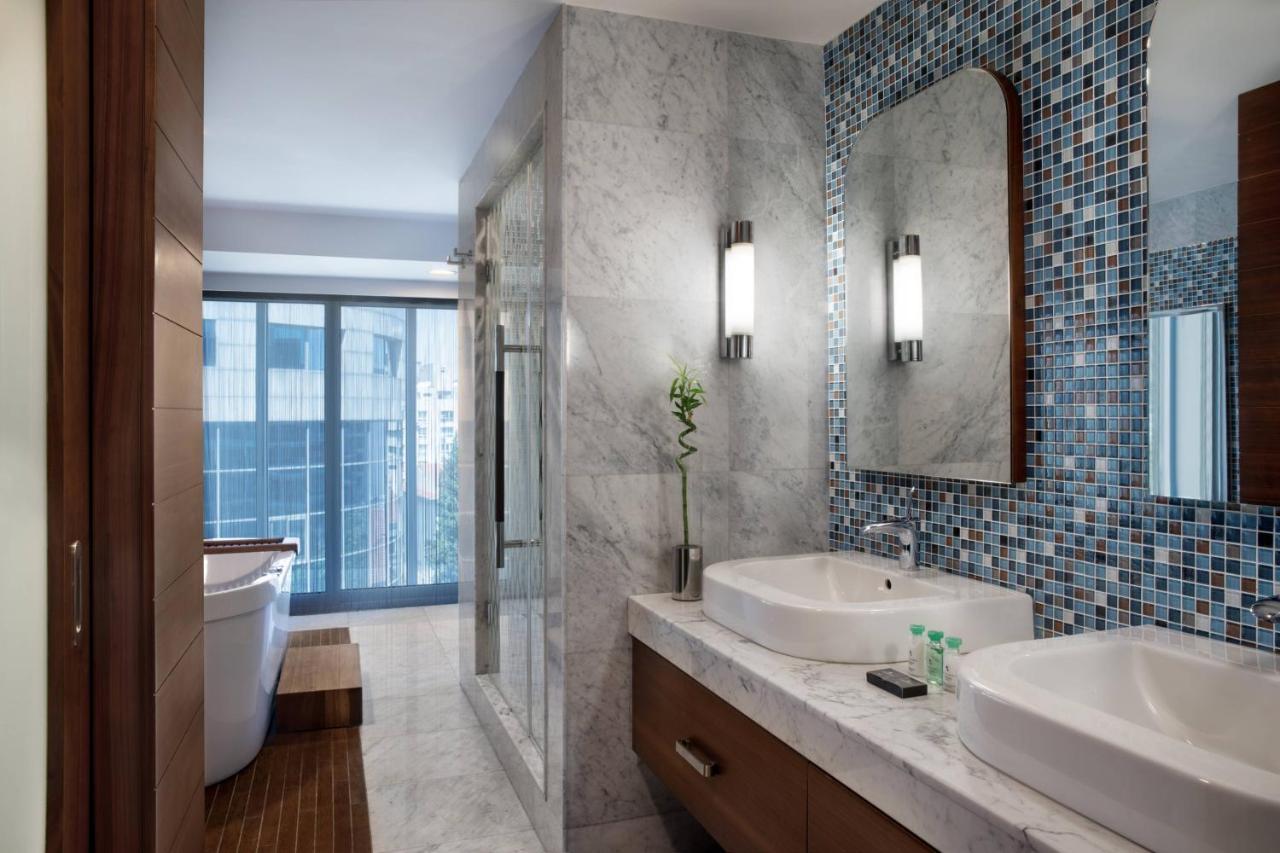 Renaissance Hotel 5*