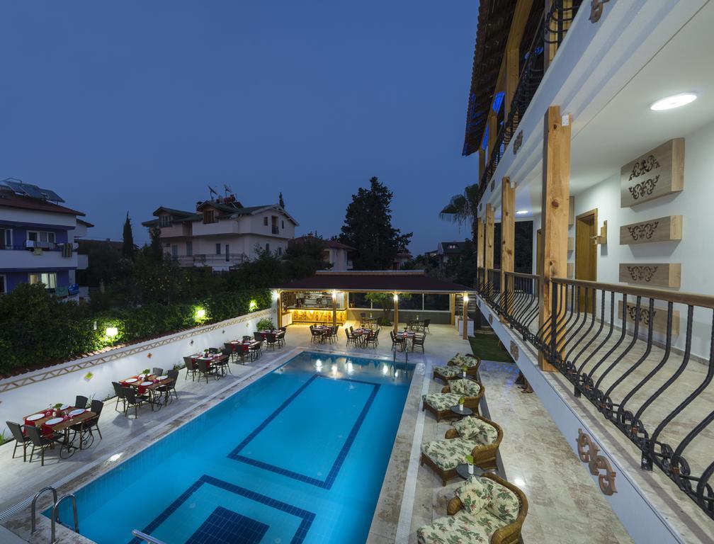 Hotel Teki̇rova 4*