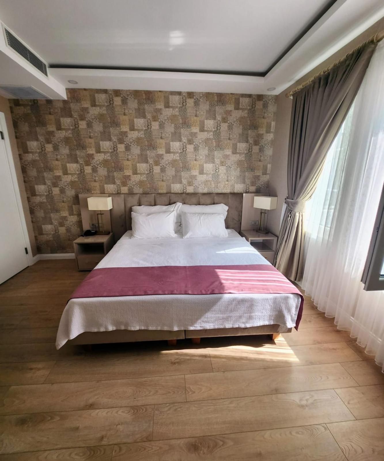 Hotel No 44 *