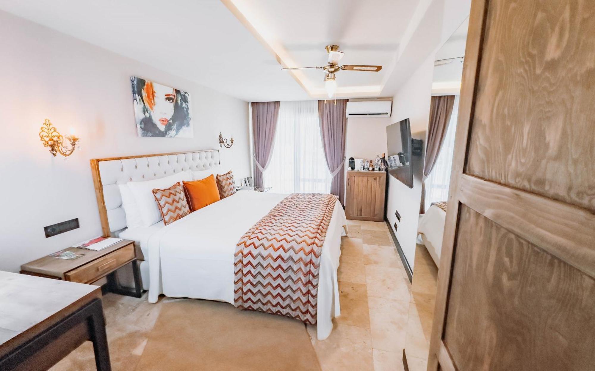 Hotel Doors Urla & *