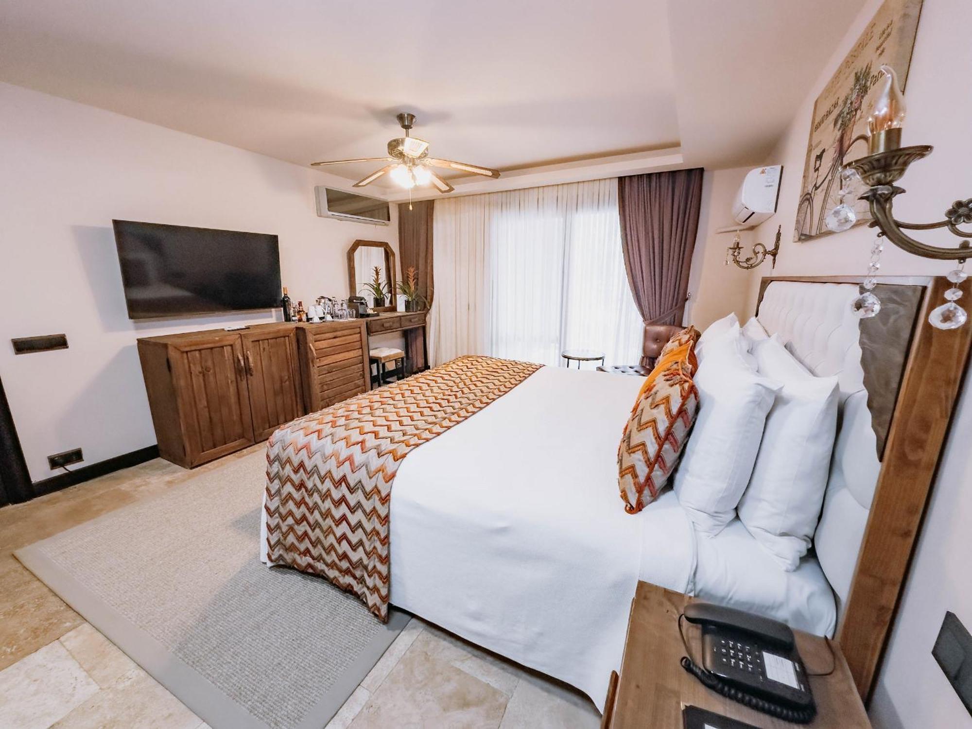 Doors Urla & Hotel *
