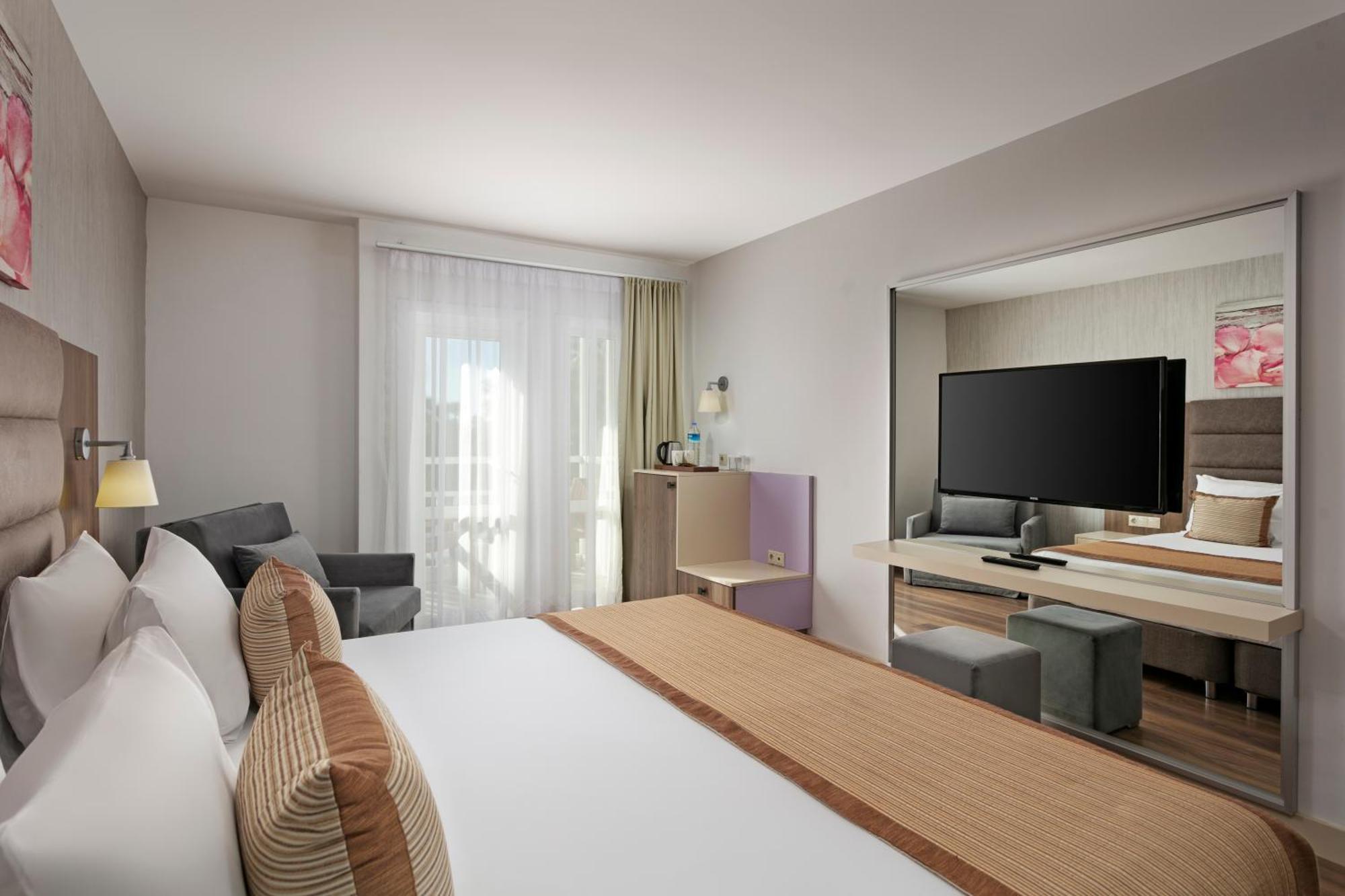 Hotel Seven Seas Blue Side