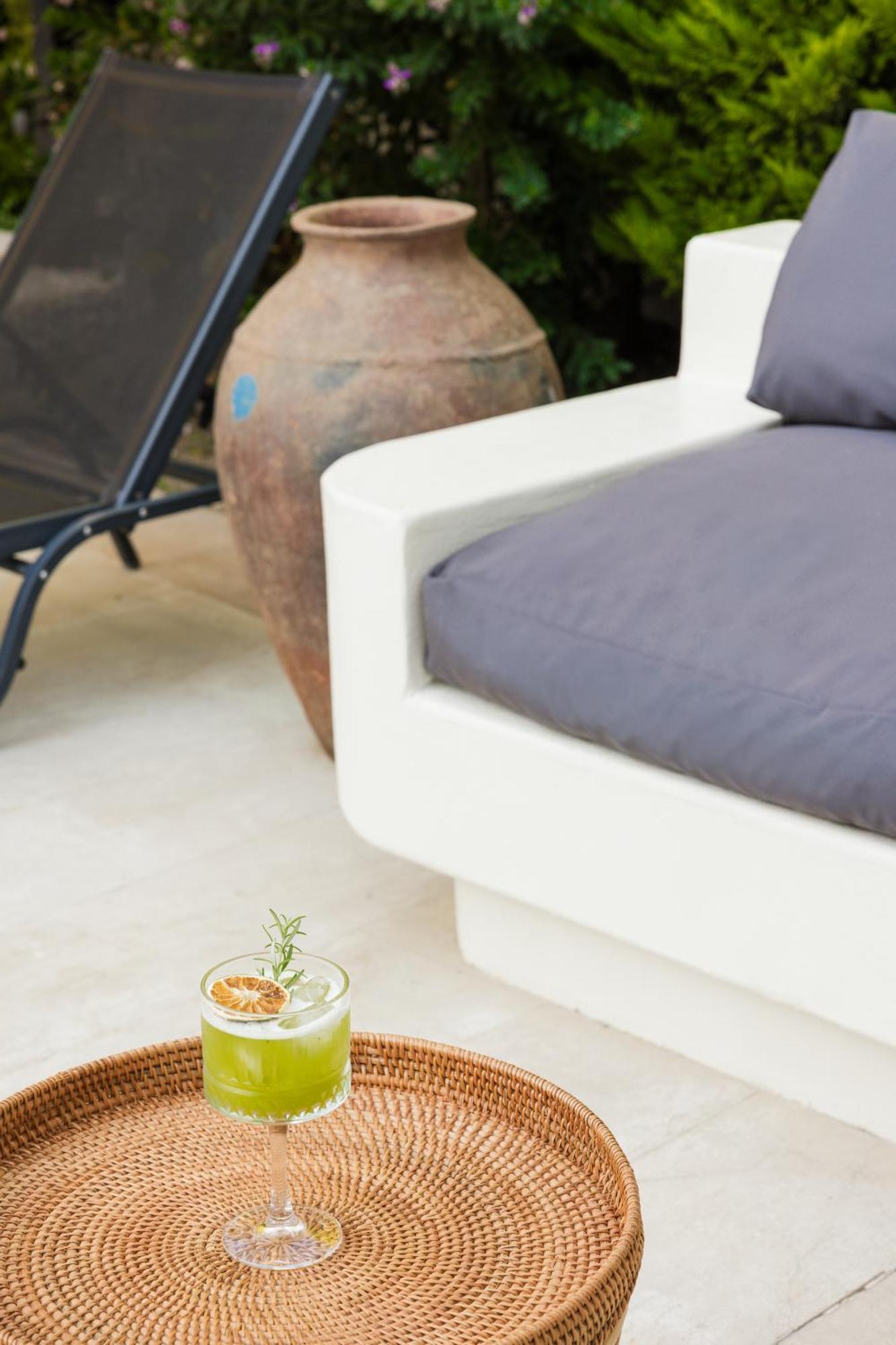 Corner Boutique 3*