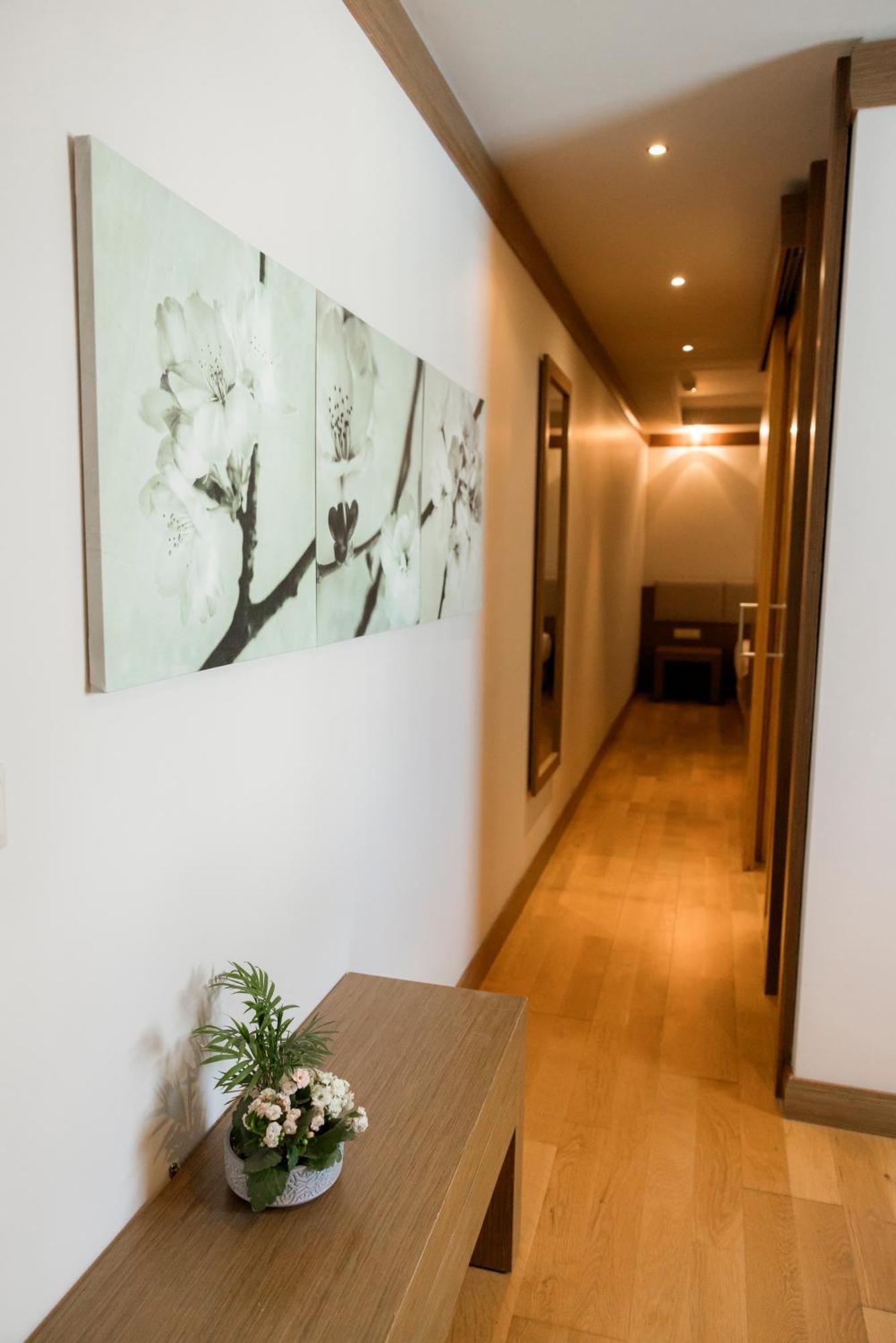 Corner Boutique 3*