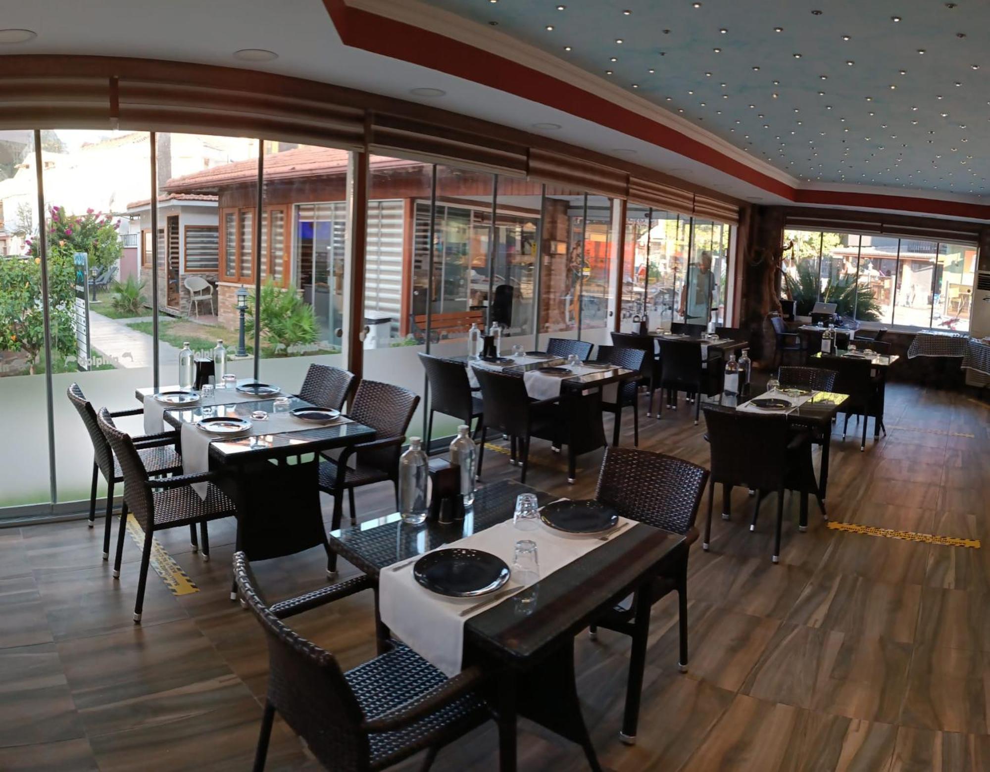 Hotel Dolphin Park 3*