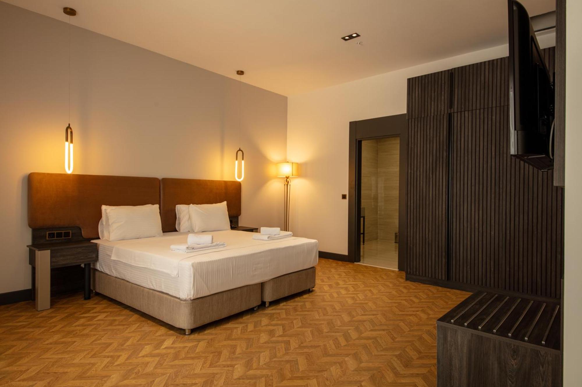 V Center Hotel 4*