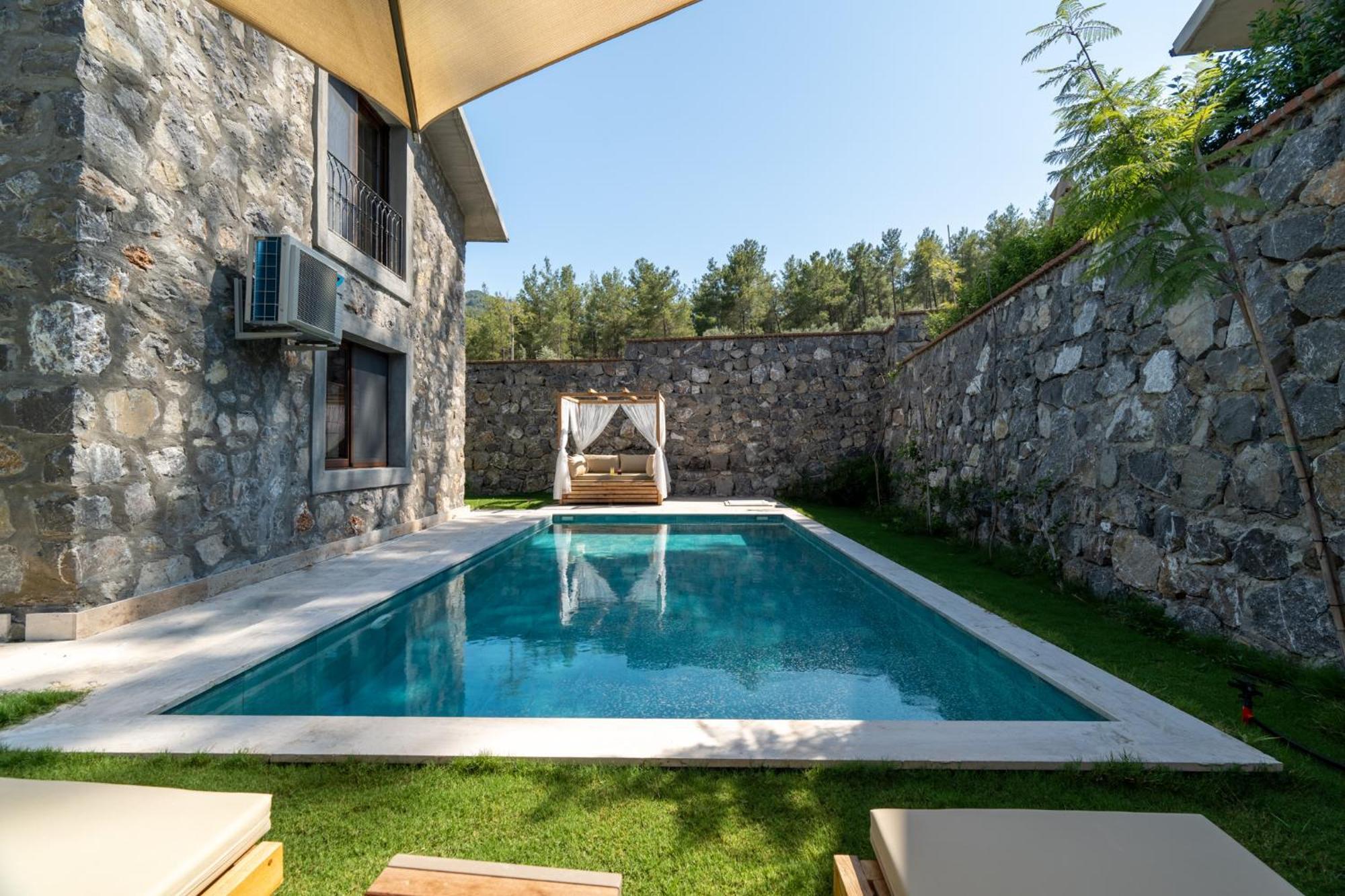 Izz Getaway - Adults Only *