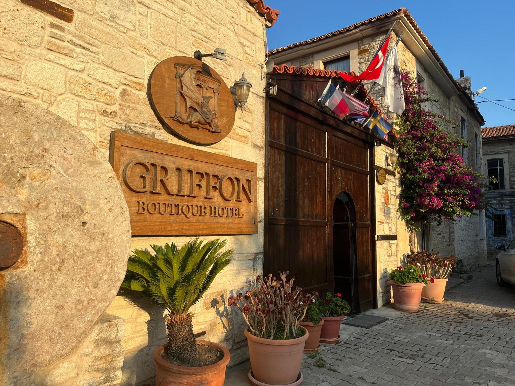 Griffon Hotel Yenifoca