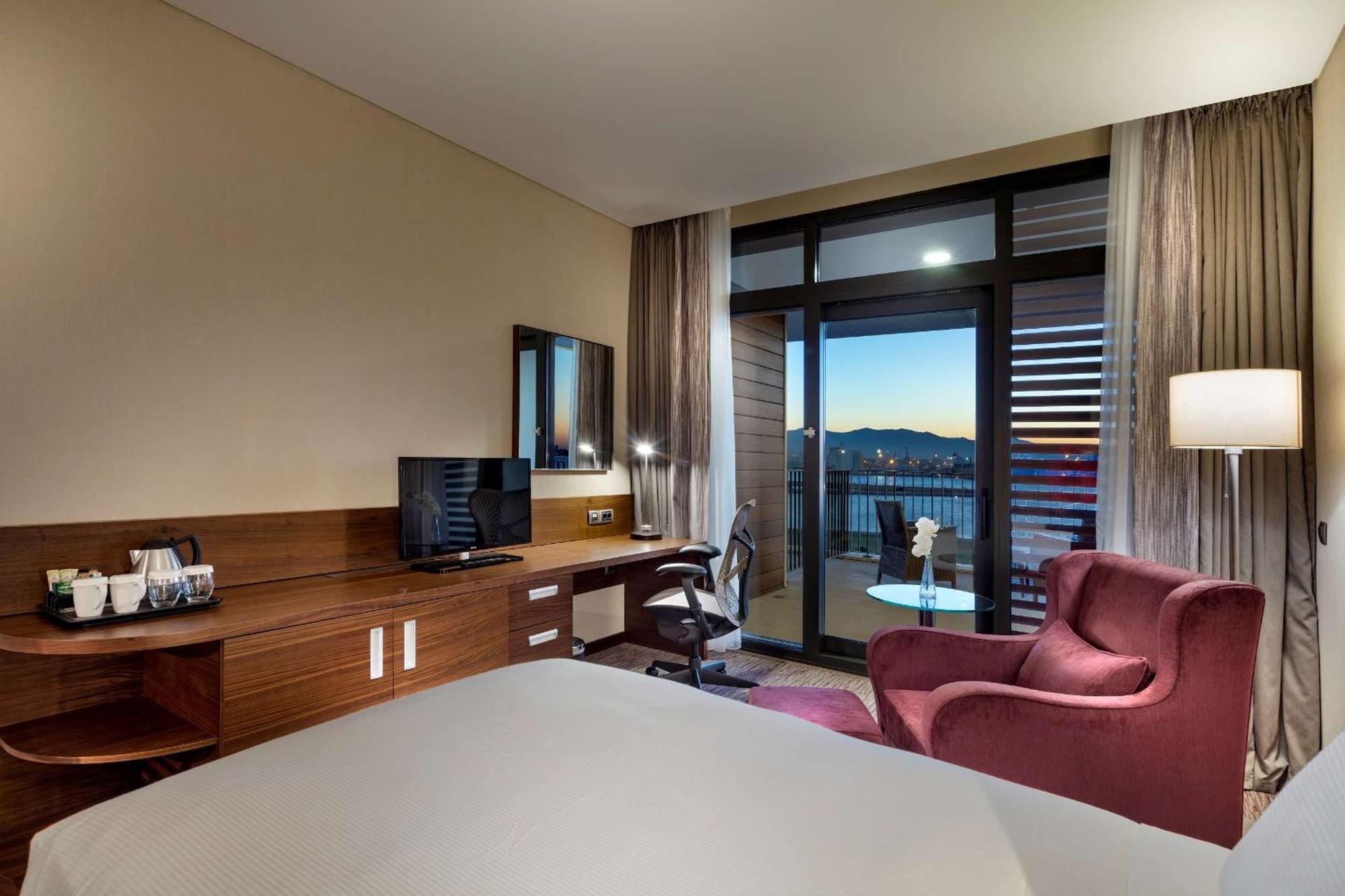 Hilton Garden Bayrakli Hotel 4*
