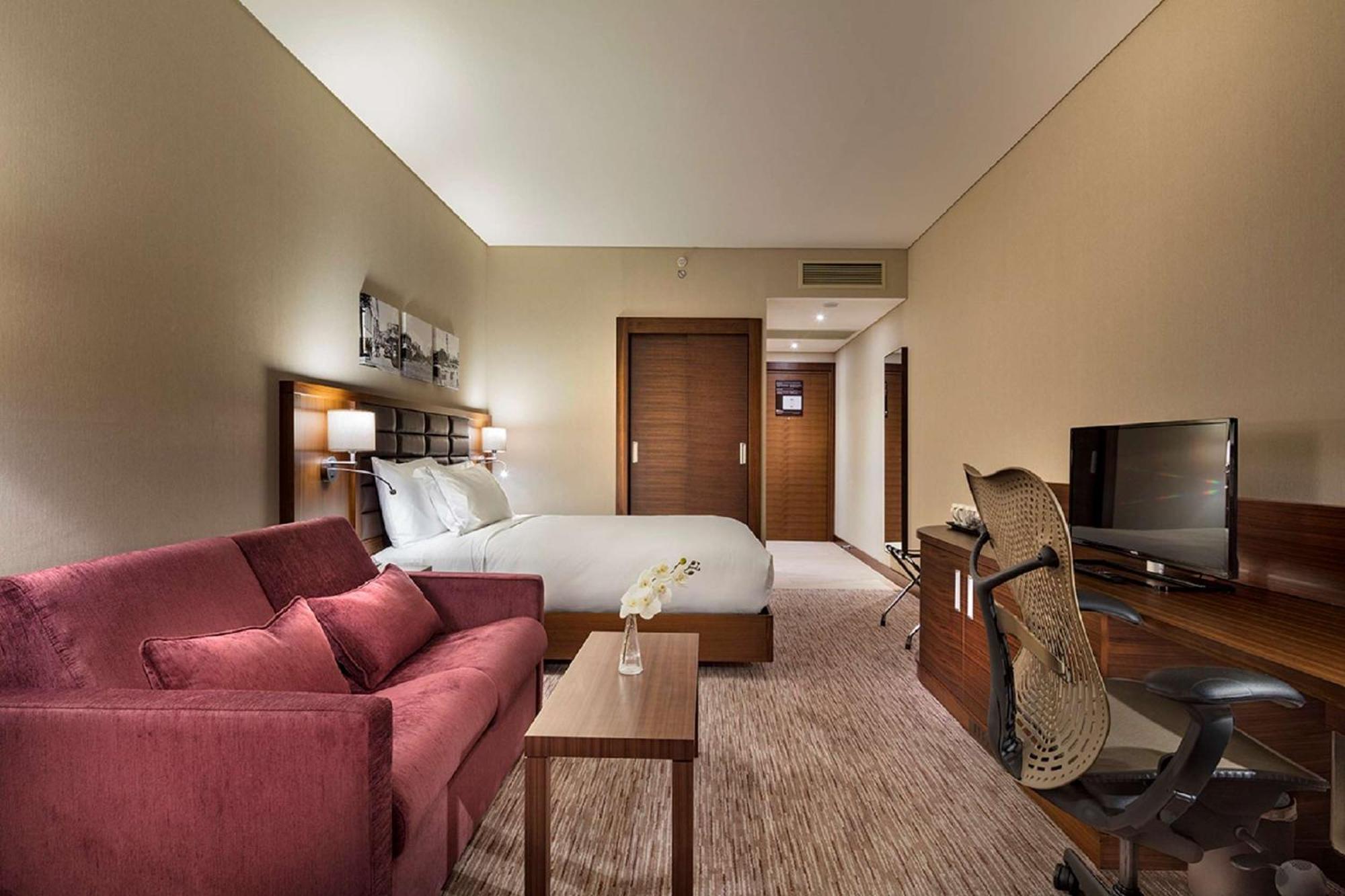 Hotel Hilton Garden Bayrakli 4*
