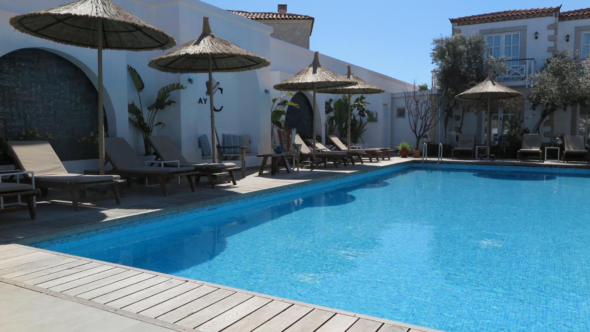 Bay C Hotel 2*